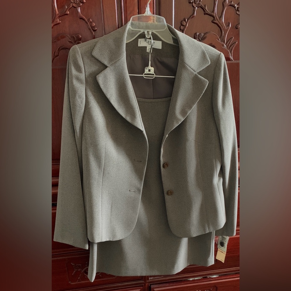 Light Gray Blazer with Notched Lapels and Structured Shoulders
